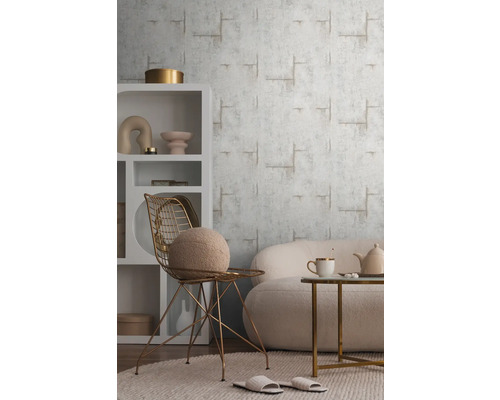 Interieur met behang met patroon, rek, fauteuil, bank en salontafel