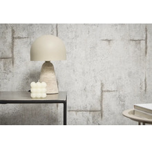 Decoratieve tafellamp naast een kubuskaars op een tafel