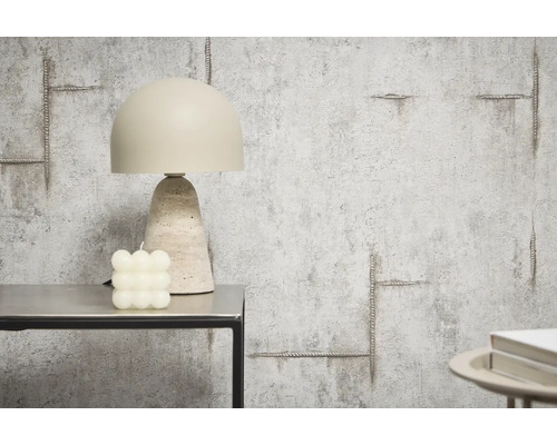 Decoratieve tafellamp naast een kubuskaars op een tafel