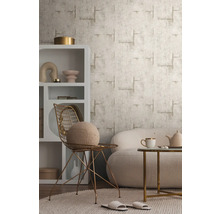 Woonkamer met behang met patroon, plank, stoel en bank