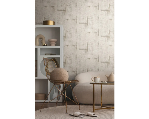 Woonkamer met behang met patroon, plank, stoel en bank