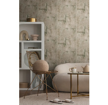 Decoratieve woonkamer met behang, plank, fauteuil en bank voor een gezellige sfeer