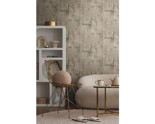 Decoratieve woonkamer met behang, plank, fauteuil en bank voor een gezellige sfeer