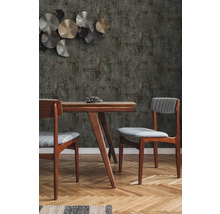 Eettafel met stoelen voor een patroonbehang en decoratie.