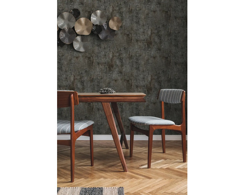Eettafel met stoelen voor een patroonbehang en decoratie.