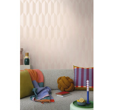 Woonkamer met behang met patroon, bank en decoratie