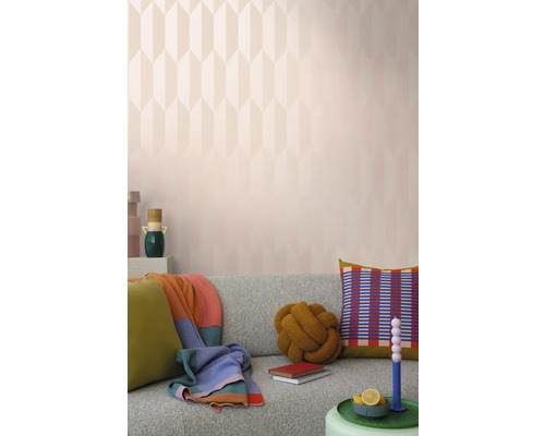 Woonkamer met behang met patroon, bank en decoratie