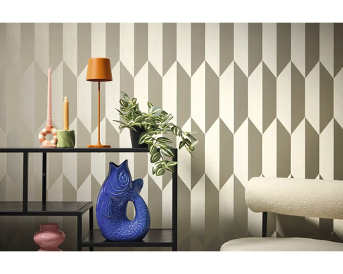 Interieurscène met plank, decoratie en patroonbehang voor een stijlvol huis