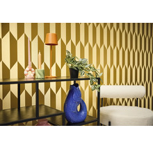 Decoratieve kamer met plank, lamp, kaarsen, plant, vaas en stoel voor een gedessineerd behang