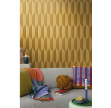Scene met een bank en een wand met geometrisch behang