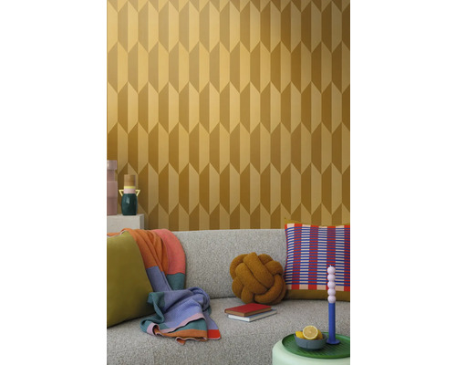 Scene met een bank en een wand met geometrisch behang