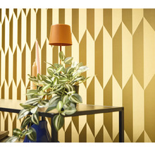 Decoratief goudkleurig behang met geometrisch pijldesign in een interieur.