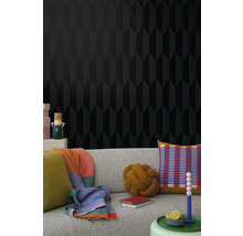 Woonkamer met zwart behang met geometrisch patroon en bank