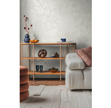 Woonkamer met rek, decoratieve elementen, bank en behang met motief