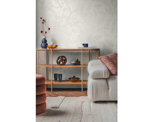 Woonkamer met rek, decoratieve elementen, bank en behang met motief