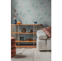 Woonkamer met behang met print, plank en witte bank