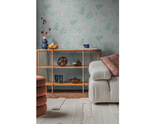 Woonkamer met behang met print, plank en witte bank