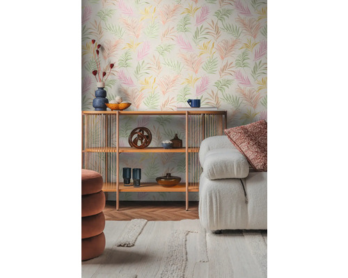 Woonkamer met patroonbehang en houten plank