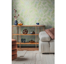 Woonkamer met patroonbehang, plank en bank