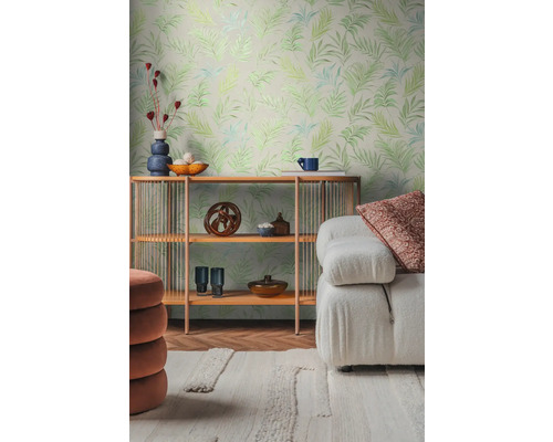 Woonkamer met patroonbehang, plank en bank