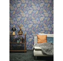 Woonkamer met een wandbekleding met palmenbladmotief, plank en bank.