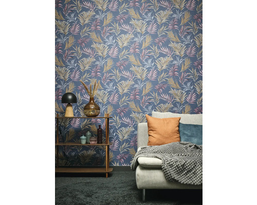 Woonkamer met een wandbekleding met palmenbladmotief, plank en bank.