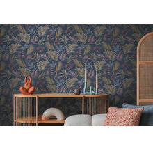 Scene met donker behang met bladerenmotief, tafel en decoratieve objecten