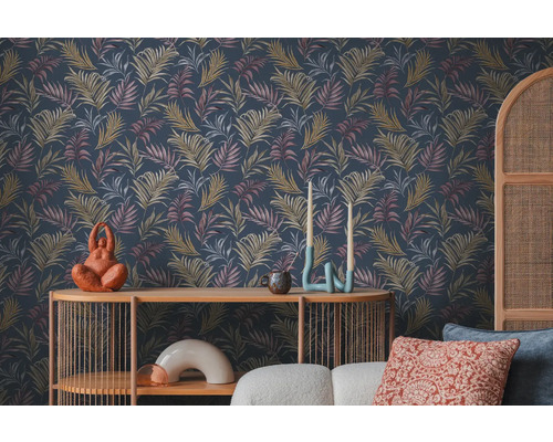 Scene met donker behang met bladerenmotief, tafel en decoratieve objecten