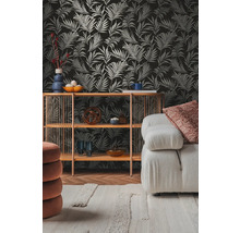 Woonkamer met patroonbehang, plank en bank