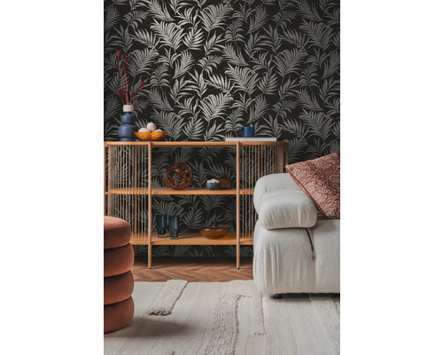 Woonkamer met patroonbehang, plank en bank