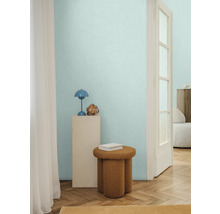 Interieur met bijzettafel, lamp en decoratie op een voetstuk