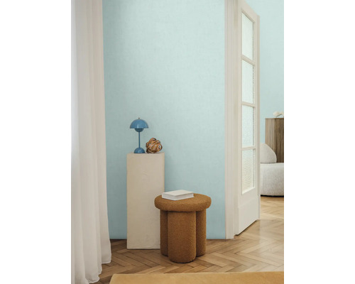 Interieur met bijzettafel, lamp en decoratie op een voetstuk