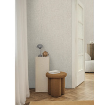 Lichte kamer met patroonbehang, kruk en decoraties voor een stijlvol interieur.