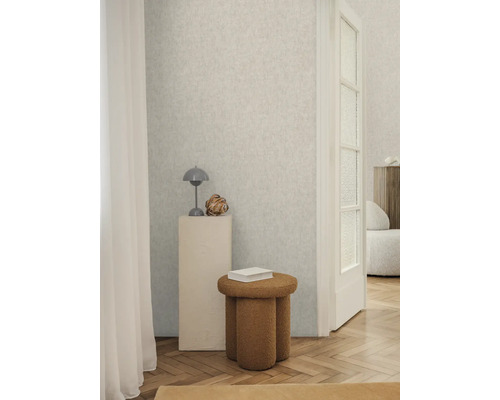 Lichte kamer met patroonbehang, kruk en decoraties voor een stijlvol interieur.