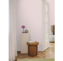 Interieurfoto van een kamer met een kruk, een lamp en decoratieve elementen.