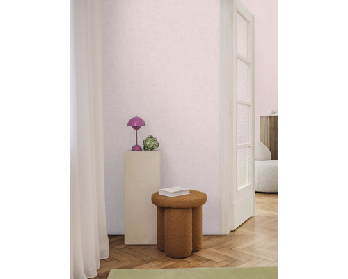 Interieurfoto van een kamer met een kruk, een lamp en decoratieve elementen.