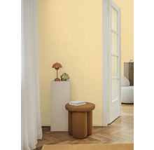 Interieur met decoratieve elementen, lamp, kruk en witte deur