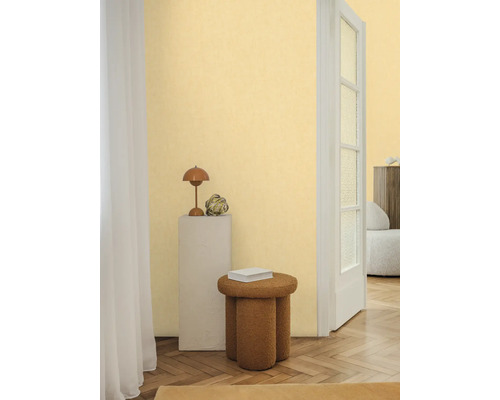 Interieur met decoratieve elementen, lamp, kruk en witte deur