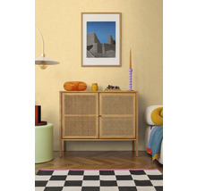Woonkamer met houten dressoir, decoratie en schaakbordpatroon tapijt