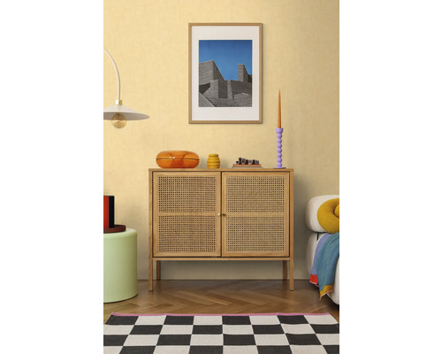 Woonkamer met houten dressoir, decoratie en schaakbordpatroon tapijt