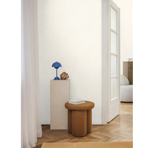 Interieur met decoratieve kruk, tafellamp en bijzettafel