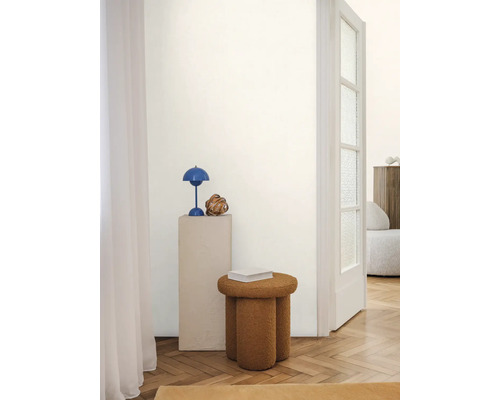 Interieur met decoratieve kruk, tafellamp en bijzettafel