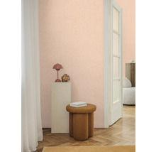 Kameroverzicht met decoratieve elementen, kruk en deur