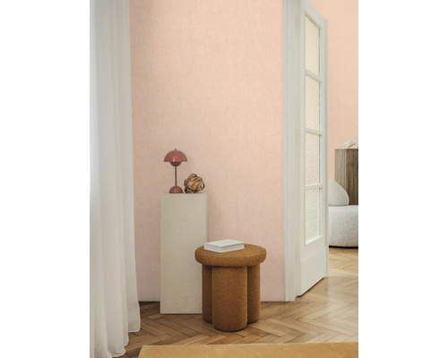 Kameroverzicht met decoratieve elementen, kruk en deur