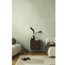 Interieur met nachtkastje, decoratie en zitmeubelen voor een gezellige sfeer