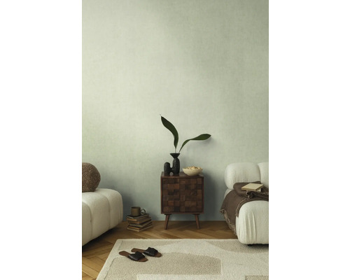 Interieur met nachtkastje, decoratie en zitmeubelen voor een gezellige sfeer