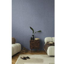 Decoratieve woonkamer met gestructureerde meubels en wandbehang.