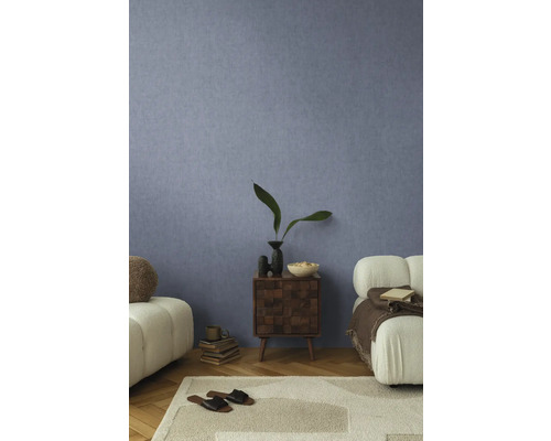 Decoratieve woonkamer met gestructureerde meubels en wandbehang.