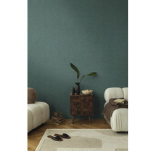 Woonkamer met muur, tapijt, bank en commode