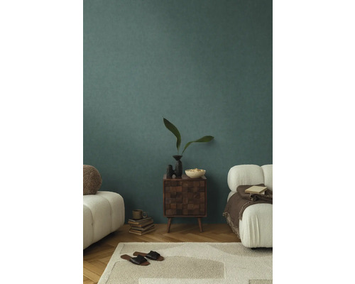 Woonkamer met muur, tapijt, bank en commode